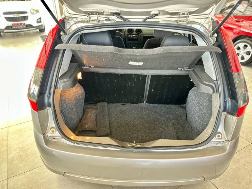 FORD - FIESTA - 2010/2011 - Dourada - R$ 28.900,00