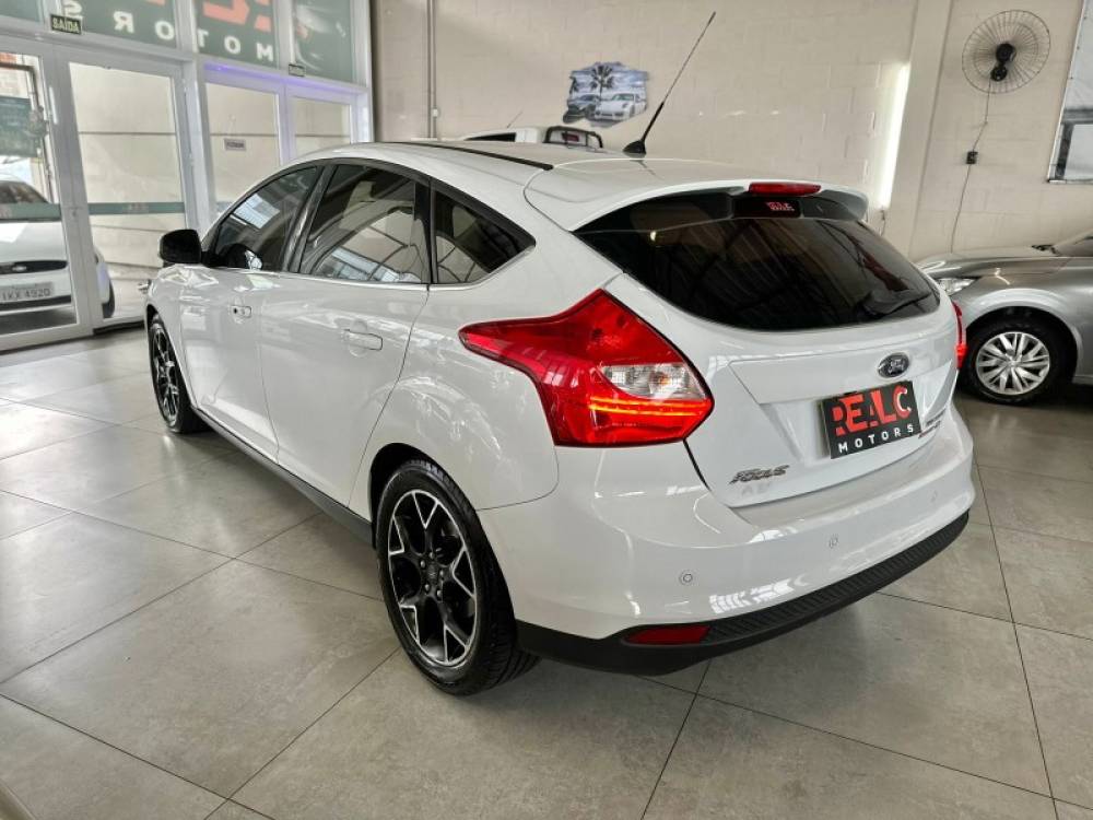 FORD - FOCUS - 2014/2014 - Branca - R$ 57.900,00