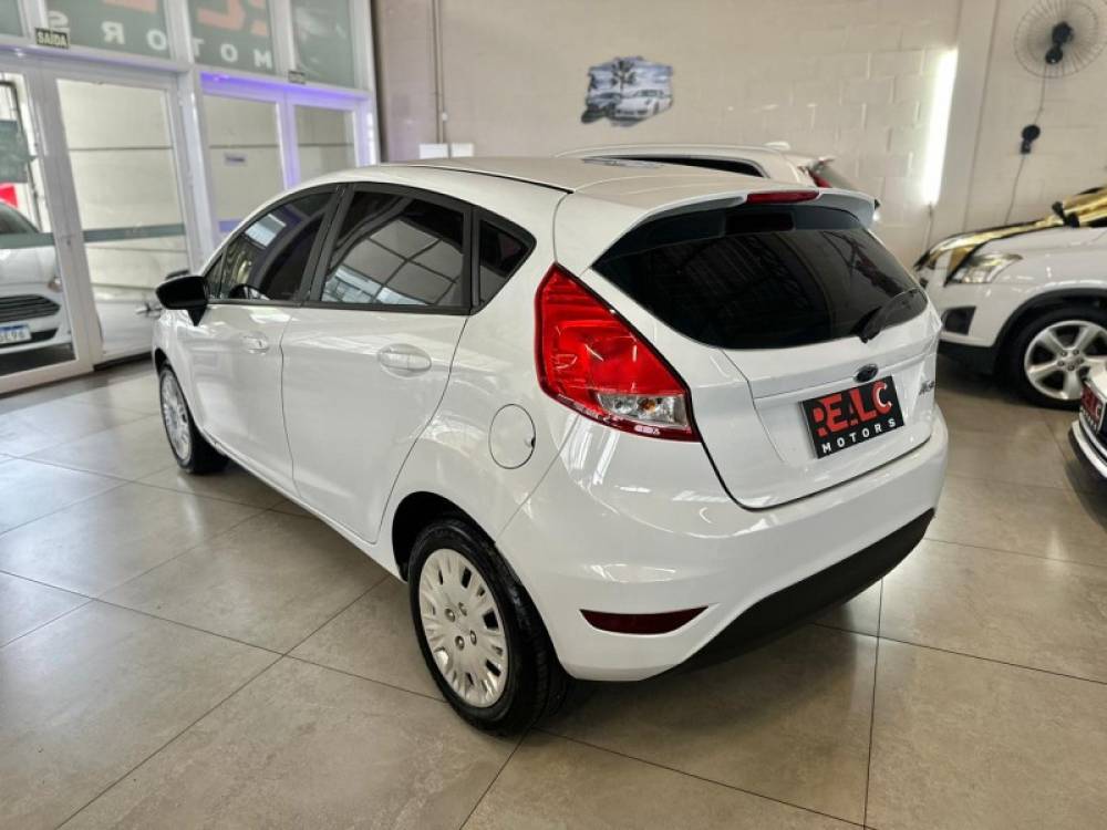 FORD - FIESTA - 2013/2014 - Branca - R$ 43.900,00