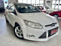 FORD - FOCUS - 2013/2014 - Branca - R$ 53.900,00