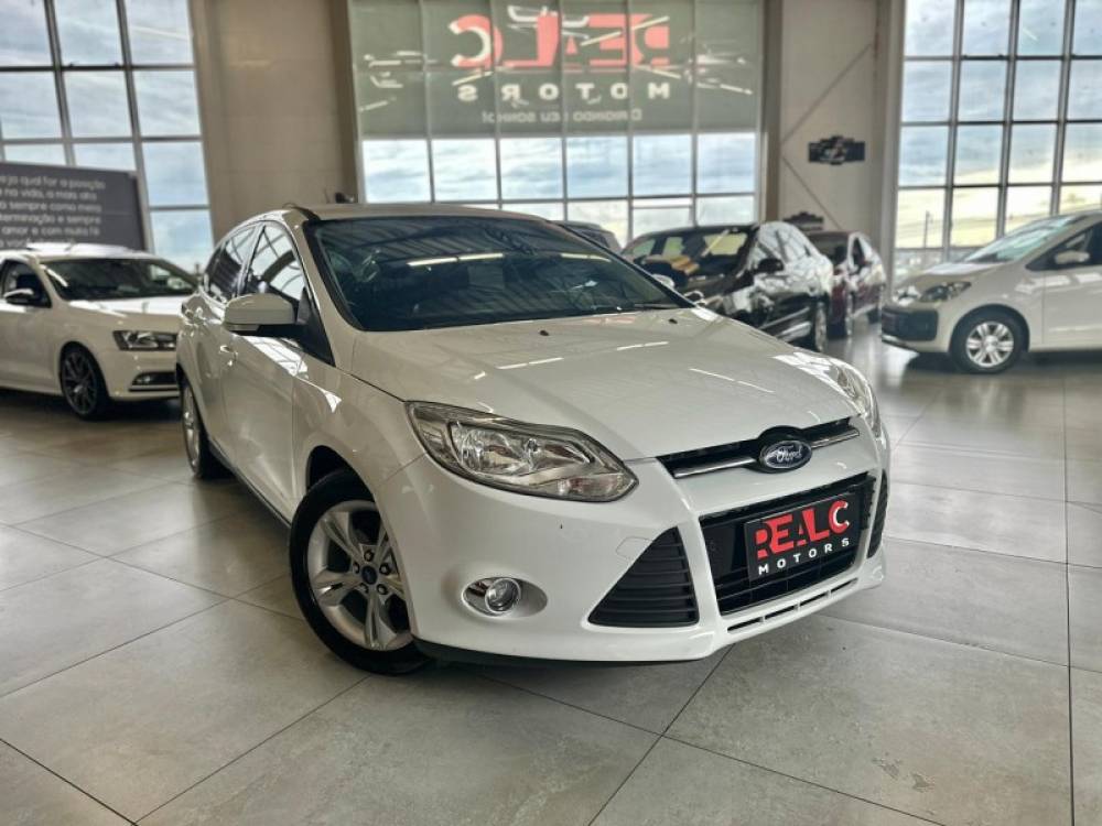 FORD - FOCUS - 2014/2015 - Branca - R$ 46.900,00