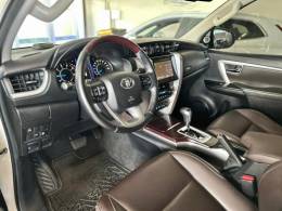 TOYOTA - HILUX SW4 - 2016/2017 - Branca - R$ 214.900,00