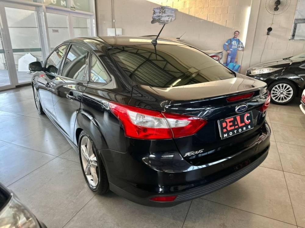FORD - FOCUS - 2013/2014 - Preta - R$ 44.900,00