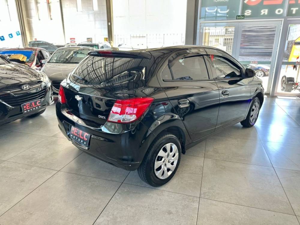 CHEVROLET - ONIX - 2014/2015 - Preta - R$ 41.900,00