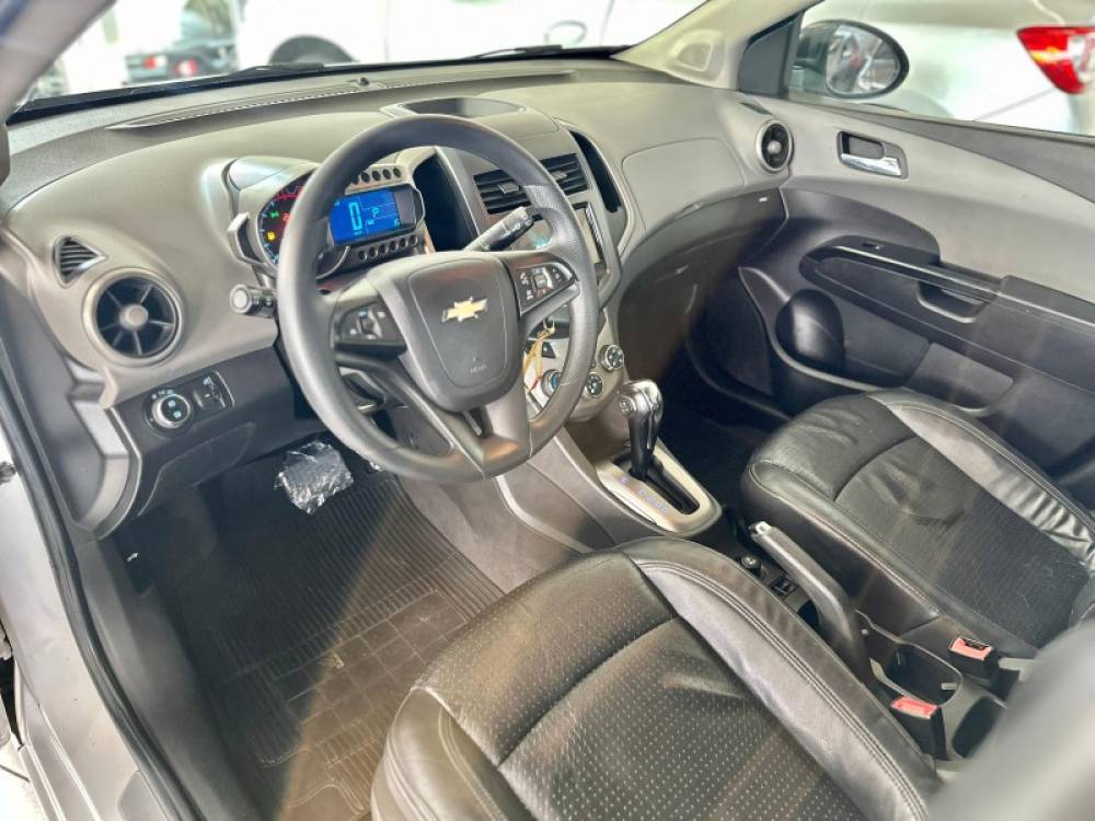 CHEVROLET - SONIC - 2013/2014 - Branca - R$ 42.900,00
