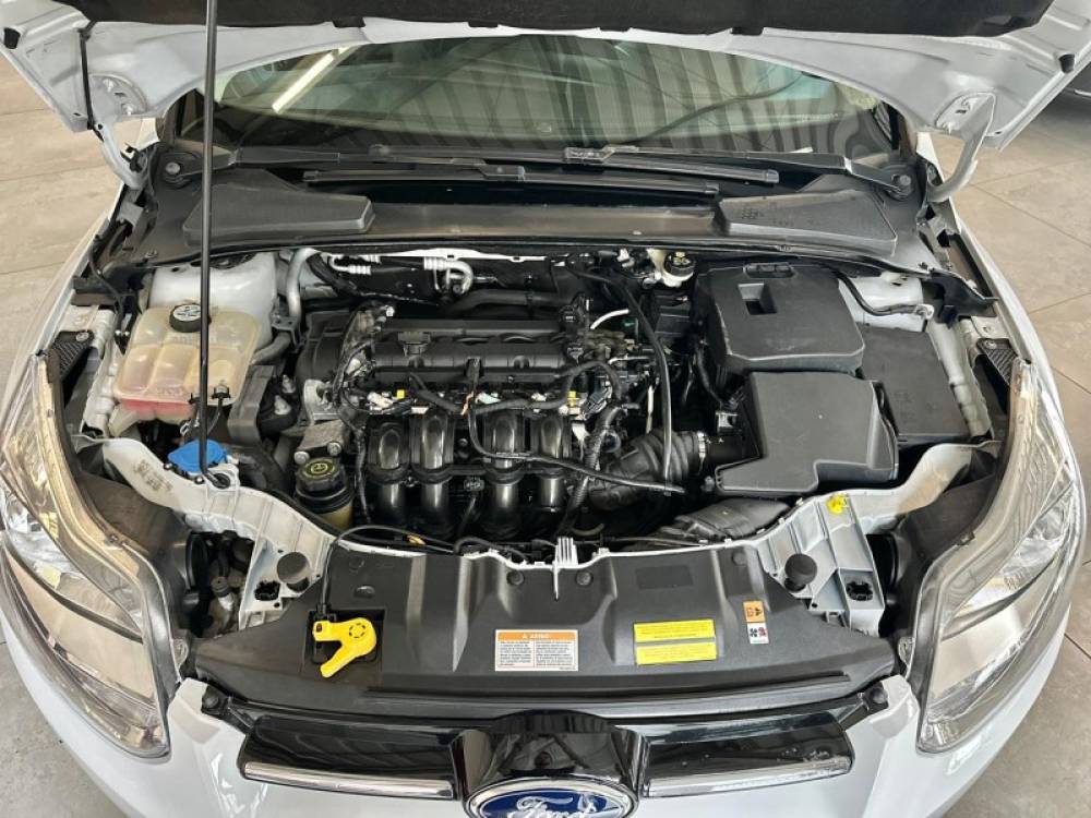 FORD - FOCUS - 2014/2015 - Branca - R$ 46.900,00
