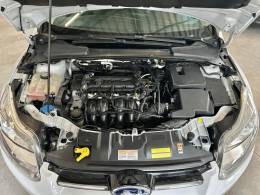 FORD - FOCUS - 2014/2015 - Branca - R$ 46.900,00
