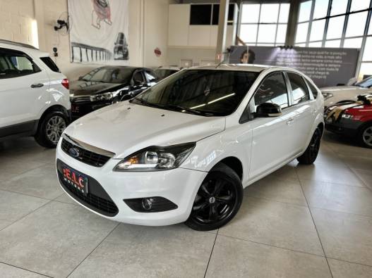 FORD - FOCUS - 2010/2011 - Branca - R$ 40.900,00