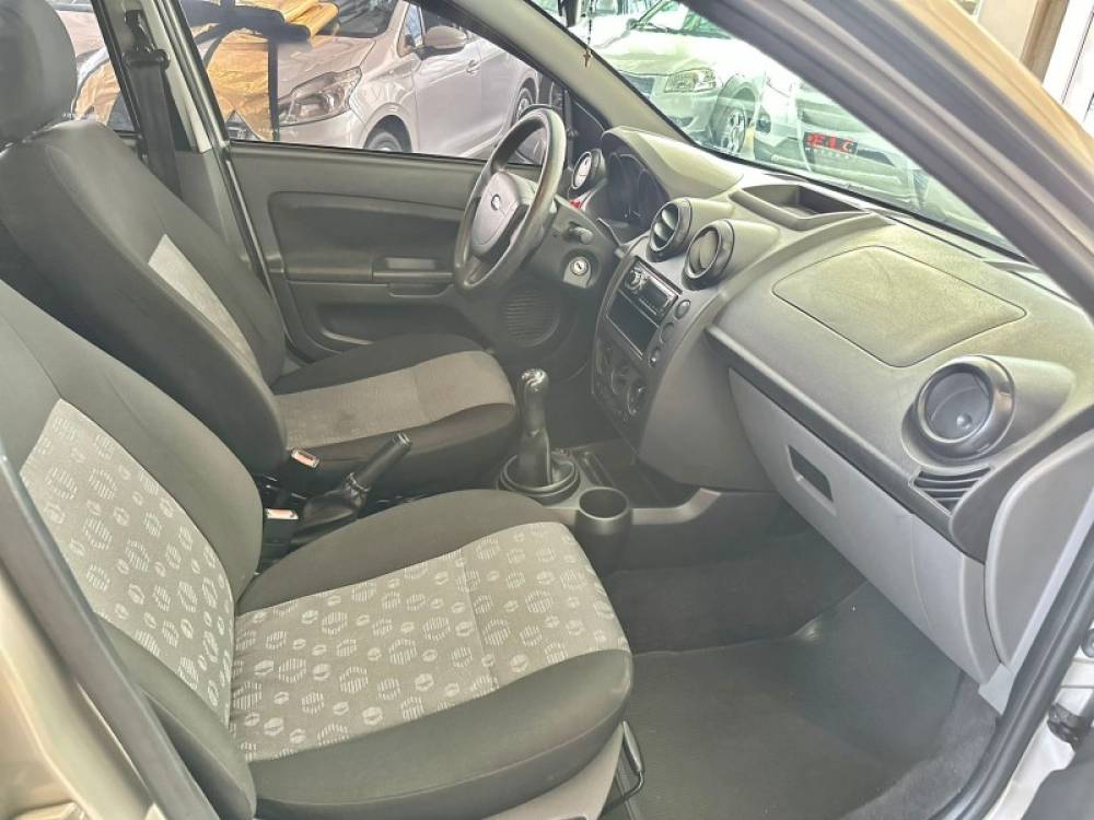 FORD - FIESTA - 2010/2011 - Dourada - R$ 28.900,00