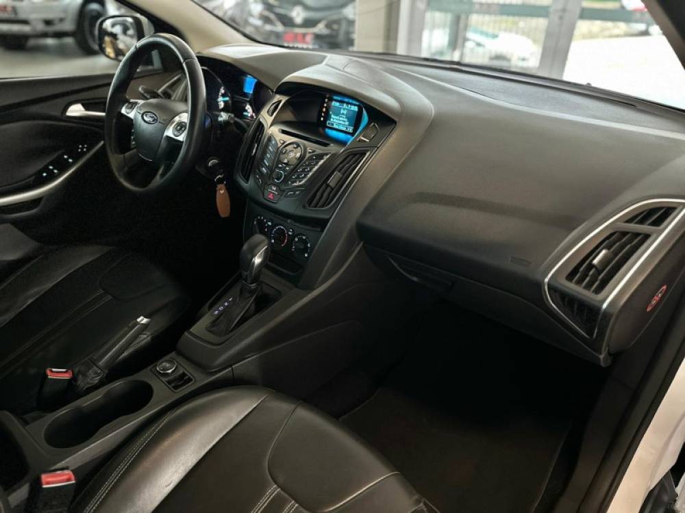 FORD - FOCUS - 2014/2015 - Branca - R$ 46.900,00
