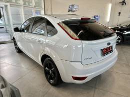 FORD - FOCUS - 2010/2011 - Branca - R$ 40.900,00