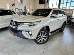 TOYOTA - HILUX SW4 - 2016/2017 - Branca - R$ 214.900,00