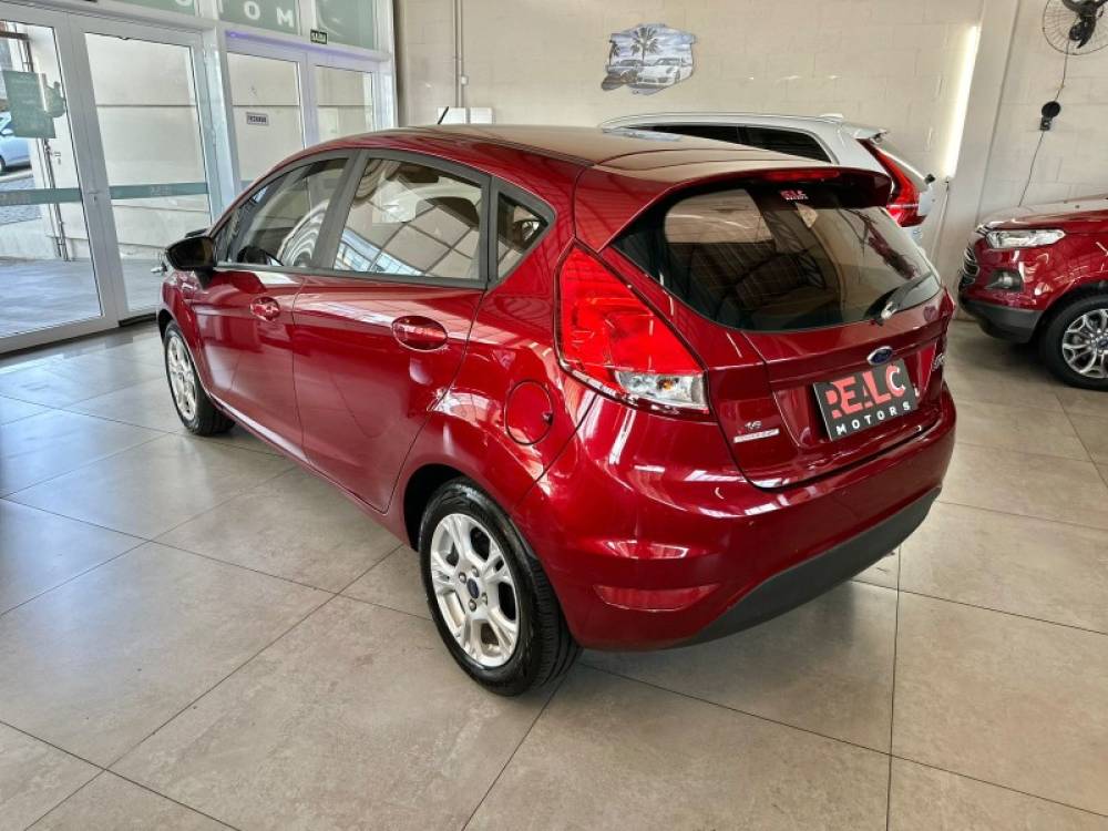 FORD - FIESTA - 2014/2015 - Vermelha - R$ 44.900,00