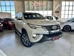 TOYOTA - HILUX SW4 - 2016/2017 - Branca - R$ 214.900,00