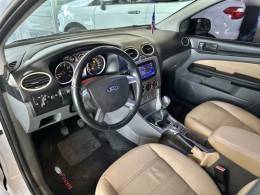FORD - FOCUS - 2010/2011 - Branca - R$ 40.900,00
