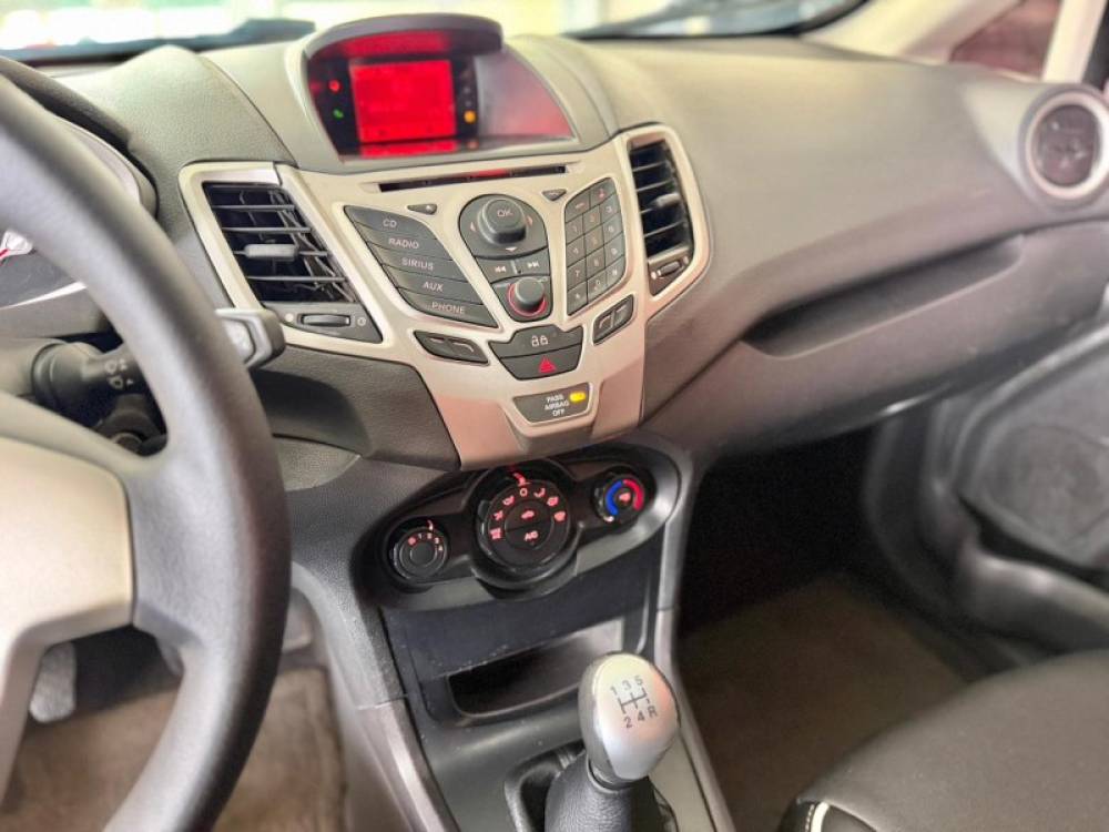 FORD - FIESTA - 2012/2013 - Branca - R$ 43.900,00