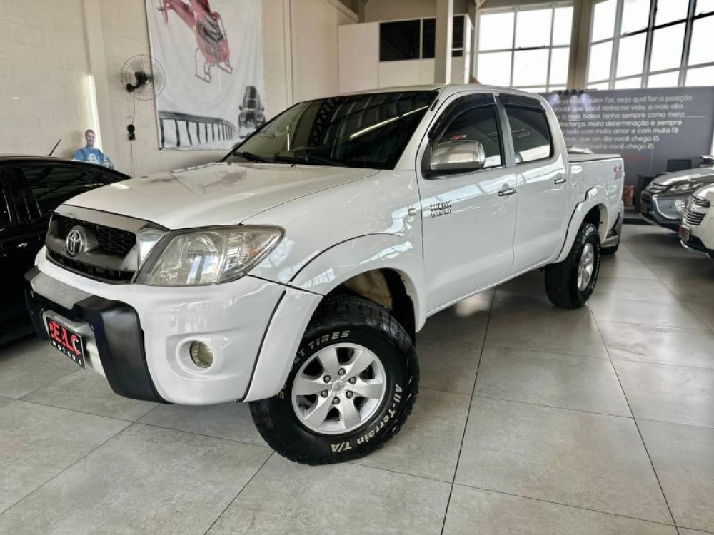 TOYOTA - HILUX - 2010/2010 - Branca - R$ 98.900,00