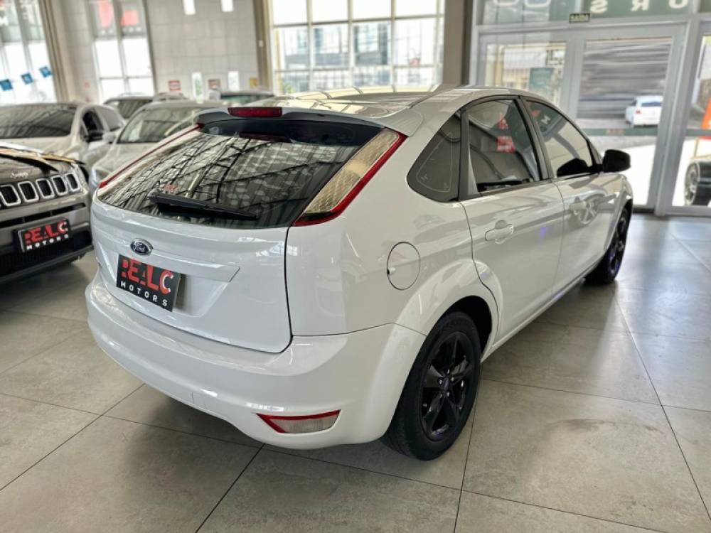 FORD - FOCUS - 2011/2012 - Branca - R$ 43.900,00