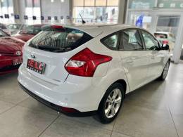 FORD - FOCUS - 2013/2014 - Branca - R$ 53.900,00