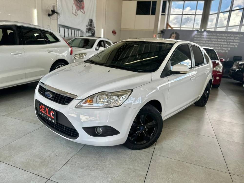 FORD - FOCUS - 2011/2012 - Branca - R$ 43.900,00