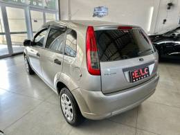 FORD - FIESTA - 2010/2011 - Dourada - R$ 28.900,00