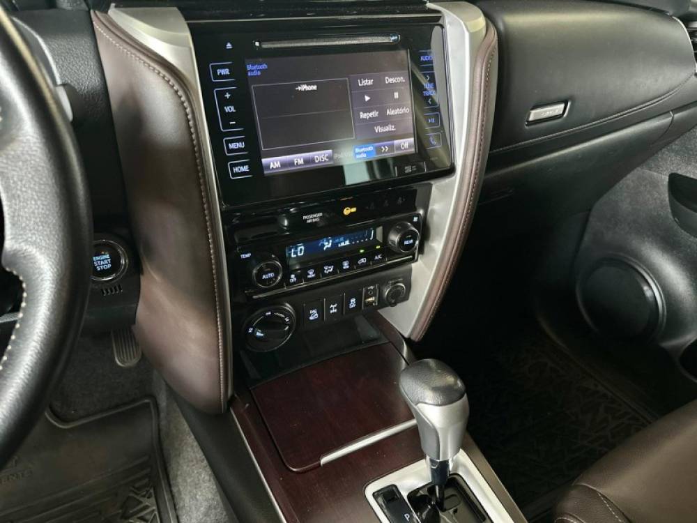 TOYOTA - HILUX SW4 - 2016/2017 - Branca - R$ 214.900,00