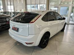 FORD - FOCUS - 2010/2011 - Branca - R$ 40.900,00