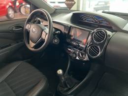 TOYOTA - ETIOS - 2016/2016 - Vermelha - R$ 46.900,00