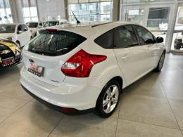 FORD - FOCUS - 2014/2015 - Branca - R$ 46.900,00