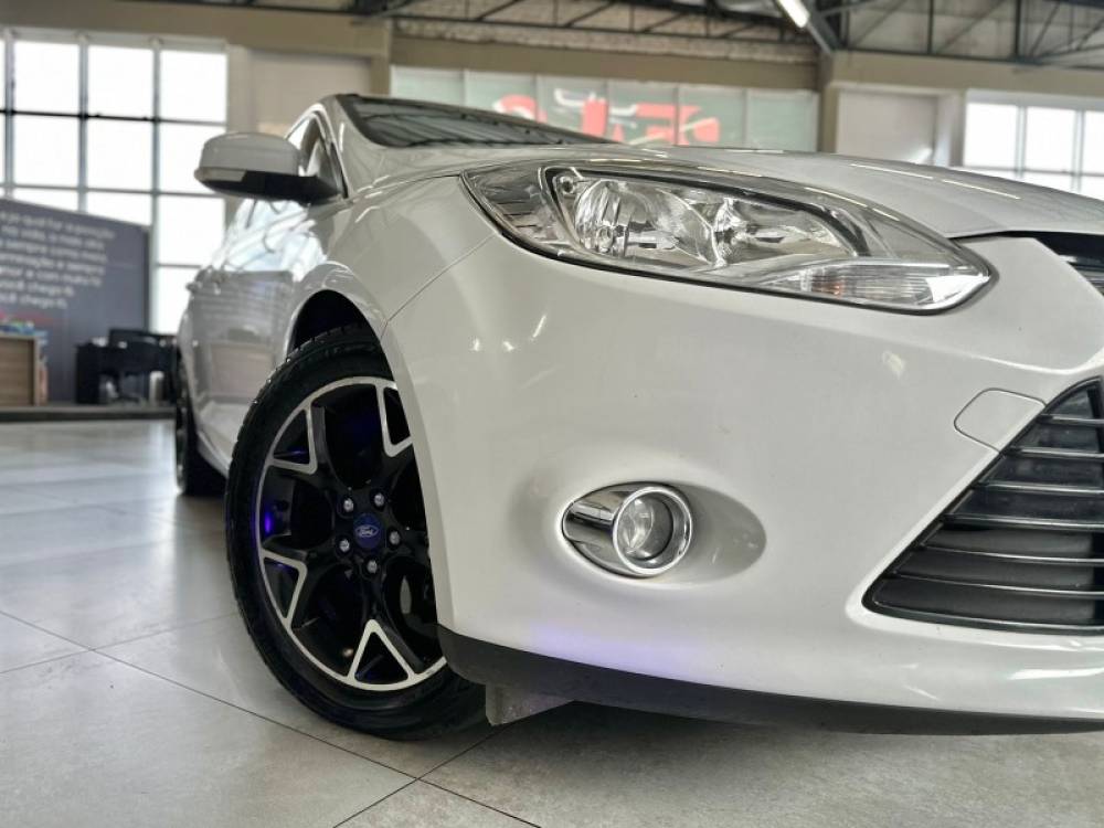 FORD - FOCUS - 2014/2014 - Branca - R$ 57.900,00
