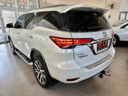 TOYOTA - HILUX SW4 - 2016/2017 - Branca - R$ 214.900,00