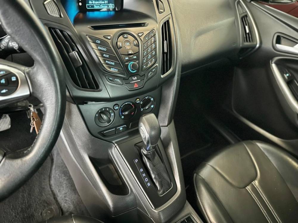 FORD - FOCUS - 2014/2015 - Branca - R$ 46.900,00