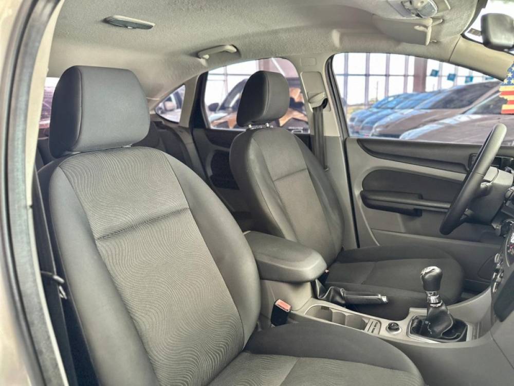 FORD - FOCUS - 2011/2012 - Branca - R$ 43.900,00