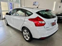 FORD - FOCUS - 2013/2014 - Branca - R$ 53.900,00