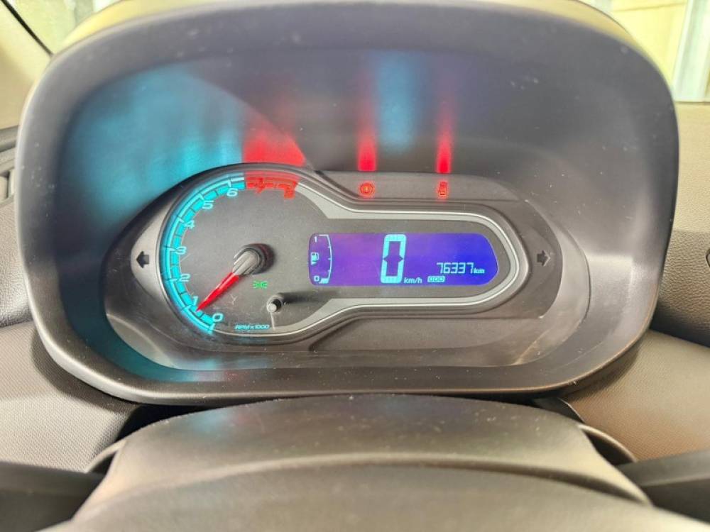 CHEVROLET - ONIX - 2014/2014 - Prata - R$ 46.900,00