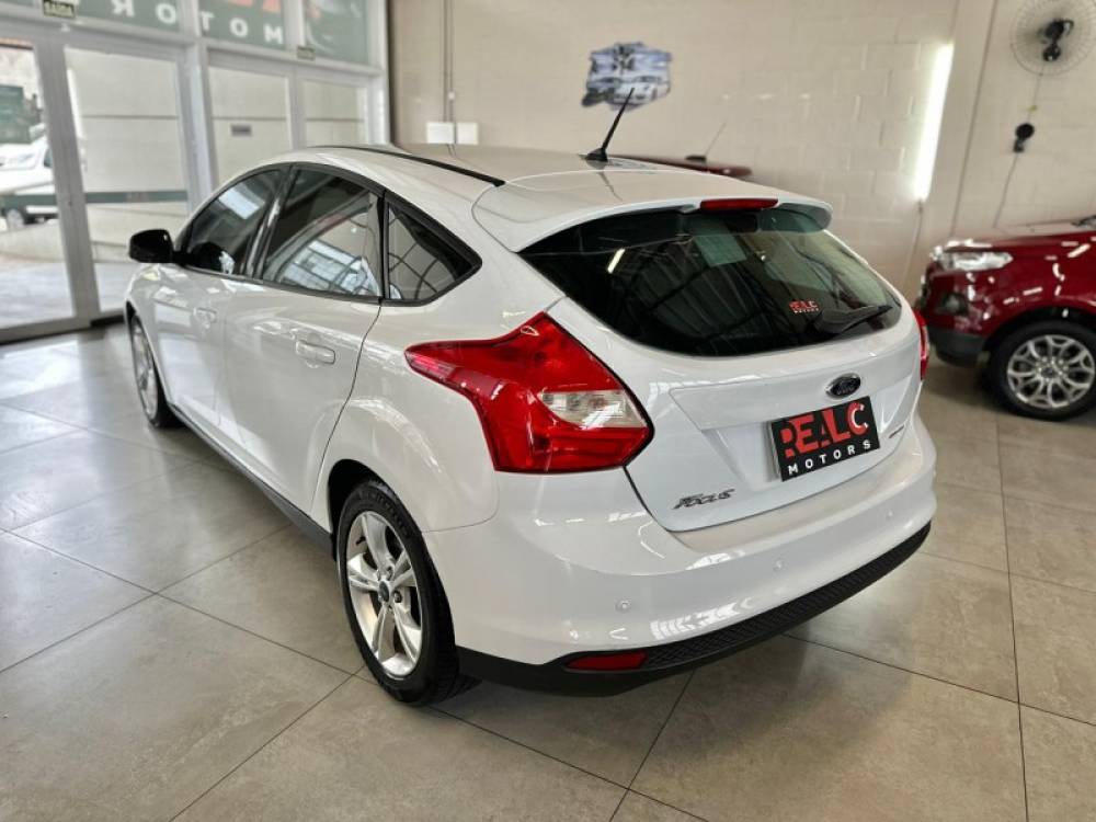 FORD - FOCUS - 2014/2015 - Branca - R$ 46.900,00