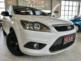 FORD - FOCUS - 2010/2011 - Branca - R$ 40.900,00