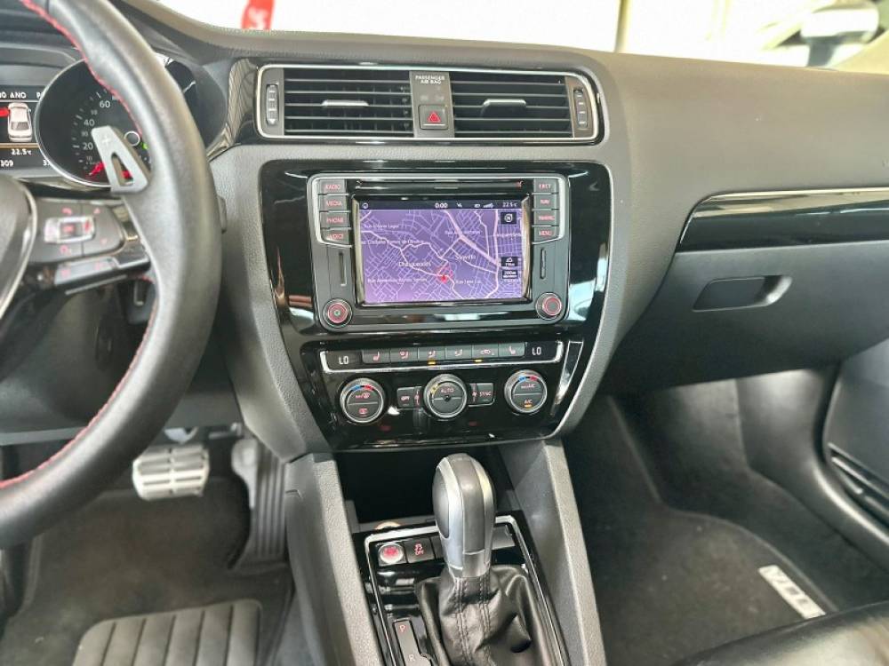 VOLKSWAGEN - JETTA - 2016/2016 - Branca - R$ 96.900,00