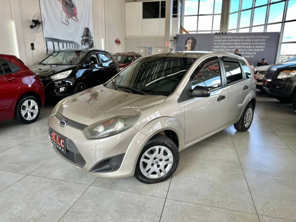 FORD - FIESTA - 2010/2011 - Dourada - R$ 28.900,00